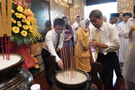 The delegates offer incense to President Ton Duc Thang (Phto: Hoang Hung)