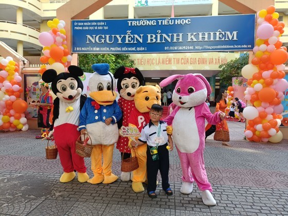 The first graders enjoy the joyful and exciting atmosphere to welcome the new school year for 2023-2024 at Nguyen Binh Khiem Primary School