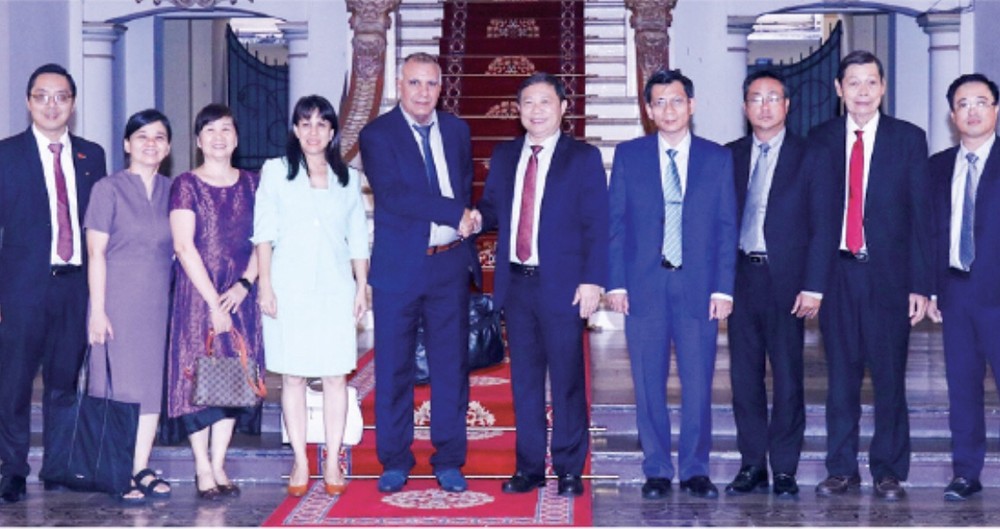 Vice Chairman of the HCMC People’s Committee Duong Anh Duc (5th from right), and Governor of Artemisa province and Vice President of the Cuba-Vietnam Friendship Parliamentarians’ Group Ricardo Concepcion Rodriguez (5th from left) in a group photo