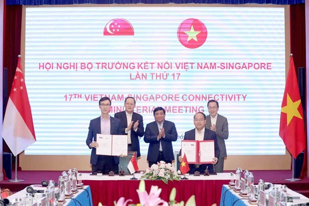 The National Innovation Center of Vietnam and the Advanced Remanufacturing and Technology Center under Singapore's Agency for Science, Technology and Research sign an MoU at the meeting. (Photo: Vietnamese Government Portal) The National Innovation Center of Vietnam and the Advanced Remanufacturing and Technology Center under Singapore's Agency for Science, Technology and Research sign an MoU at the meeting. (Photo: Vietnamese Government Portal)