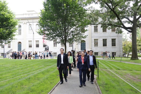 Chairwoman of the Ho Chi Minh City People's Council Nguyen Thi Le and delegation visit Harvard University (Photo: Ngo Binh) Chairwoman of the Ho Chi Minh City People's Council Nguyen Thi Le and delegation visit Harvard University (Photo: Ngo Binh)