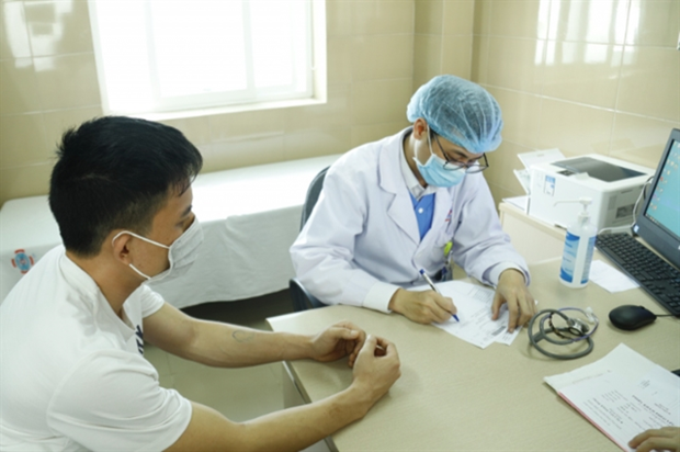 A doctor examines a patient to detect liver cancer early at the Vietnam National Cancer Hospital in Hanoi. (Photo: suckhoedoisong.vn) A doctor examines a patient to detect liver cancer early at the Vietnam National Cancer Hospital in Hanoi. (Photo: suckhoedoisong.vn)