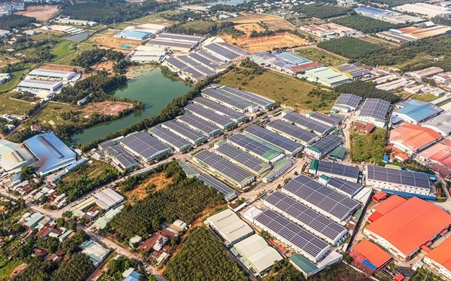 Solar panels on top of factories in an industrial park in the central province of Binh Thuan. (Photo: VNA)