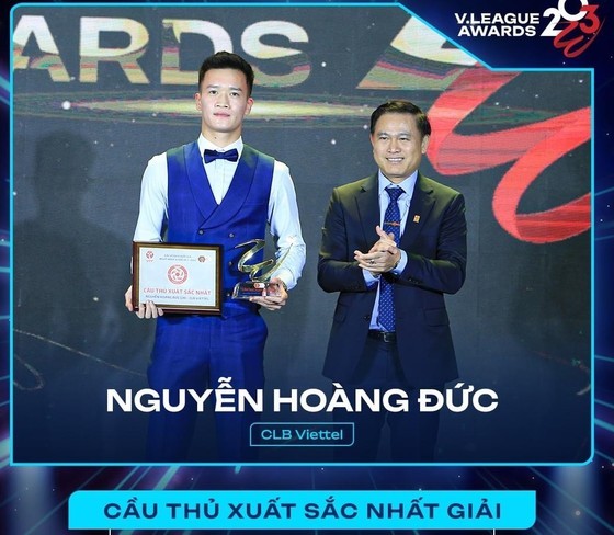VFF Vice President Tran Anh Tu presents V-League Awards 2023 for the best player to midfielder Nguyen Hoang Duc