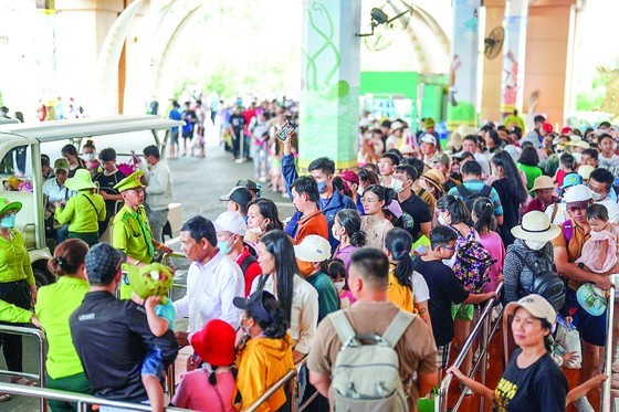 Holidaymakers queue to visit Suoi Tien Theme Park (Photo: Thi Hong)