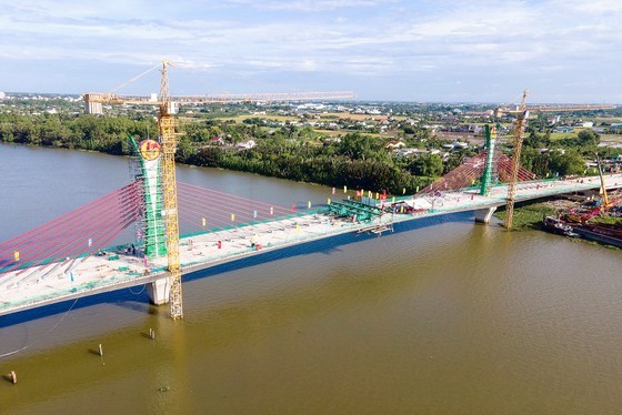 The People's Committee of Long An Province held a closure ceremony for the bridge over the Vam Co Tay River under the Ring Road of Tan An City on September 1. This is a large-scale project with a complicated technological complex, implemented for the first time in Long An Province