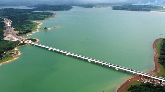 The nearly one-kilometer-long bridge across Yen My Lake, which is the longest bridge across the lake on the North-South expressway and a component project of National Highway No.45 - Nghi Son in Thanh Hoa Province was opened to traffic on National Day, September 2