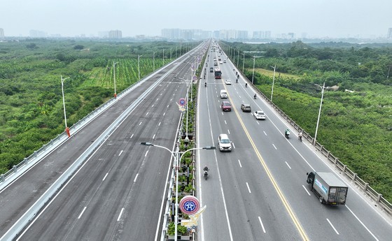 The second-phase of Vinh Tuy bridge has a total investment of more than VND2.5 trillion (US$104 million) which was put into exploitation from August 30, merging with the first-phase of the Vinh Tuy bridge project to create eight lanes of vehicles. This is the first bridge in the capital city of Hanoi having one separated lane for buses