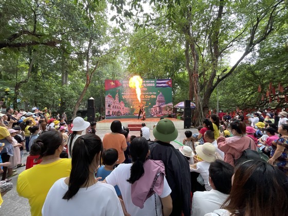 Suoi Tien Theme Park welcomes about 25,000 turns of visitors a day during the holiday.