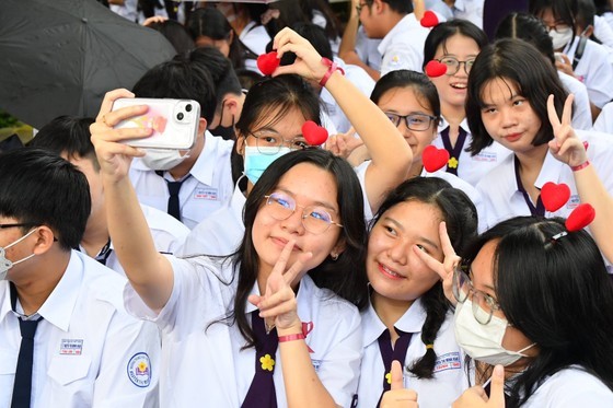 At the hustle and bustle atmosphere of the opening ceremony for the new school year