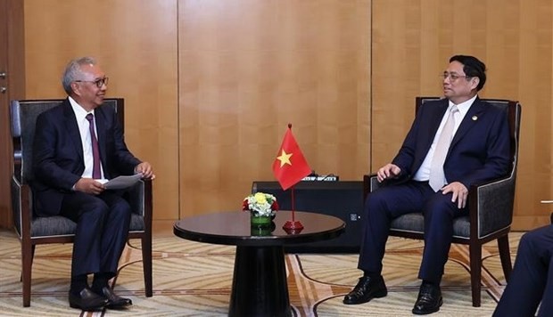 Prime Minister Pham Minh Chinh (R) meets with an Indonesian enterprise's representative. (Photo: VNA) Prime Minister Pham Minh Chinh (R) meets with an Indonesian enterprise's representative. (Photo: VNA)