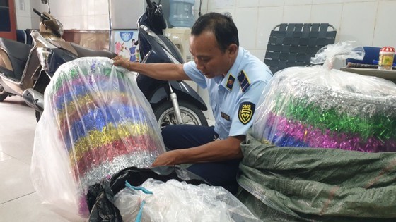 A official of Ho Chi Minh City Market Surveillance Department checks lanterns.