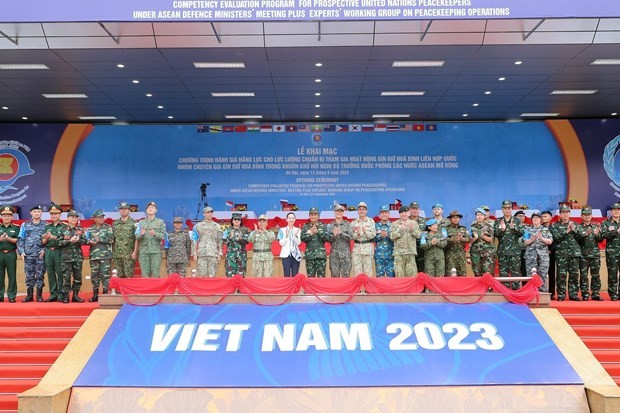 Officials at the opening ceremony of the competency evaluation program for prospective UN peacekeepers in Hanoi on September 13 (Photo: VNA)