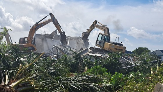 Phu Quoc City continues to coercively demolish the illegally-built villas.