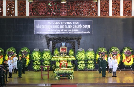 Party and State leaders pay tribute to former Deputy Minister of National Defence Sen. Lieu. Gen. Nguyen Chi Vinh in a respect-paying service held in Hanoi on September 18 morning. (Photo: Quang Phuc)