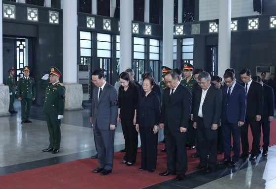 State President Vo Van Thuong leads a delegation to pay tribute to former Deputy Minister of National Defence Sen. Lieu. Gen. Nguyen Chi Vinh at the service (Photo: Quang Phuc)
