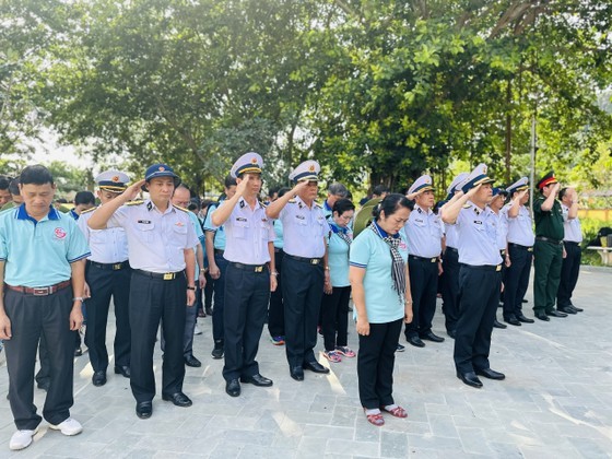 Delegates spend a minute of silence in memory of the heroic martyrs and fallen soldiers on the island.