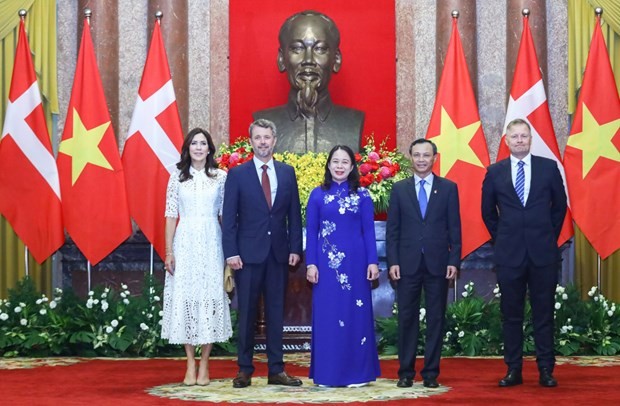 Vice State President Vo Thi Anh Xuan (C) welcomes Danish Crown Prince Frederik (second from left) and Crown Princess Mary Elizabeth. (Photo: VNA)