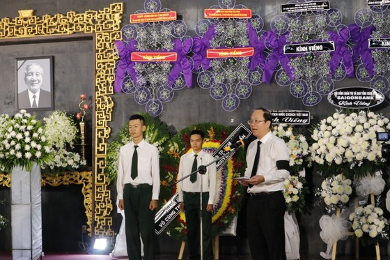 Deputy Secretary of the HCMC Party Committee Nguyen Ho Hai delivers the eulogy.