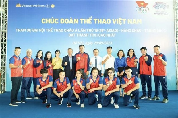 Members of the Vietnamese sports delegation show their highest determination before leaving for China to compete at the 19th ASIAD 19 (Photo: VNA)