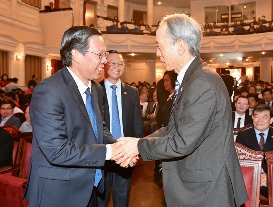 Chairman of Ho Chi Minh City People's Committee Phan Van Mai shakes hands with Japanese Consul General to HCMC Ono Masuo at the ceremony to mark the 50th anniversary of establishing diplomatic relations between Vietnam and Japan. (Photo: Viet Dung)