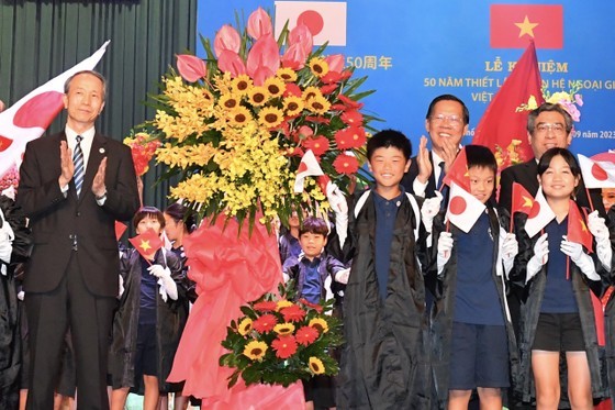 Chairman of Ho Chi Minh City People's Committee Phan Van Mai and Japanese Consul General to HCMC Ono Masuo join the celebration. (Photo: Viet Dung)