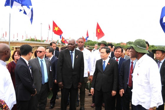 President of the National Assembly of People's Power of Cuba Esteban Lazo Hernandez, Standing Vice Chairman of the National Assembly of Vietnam Tran Thanh Man and delegates visit Hien Luong-Ben Hai special national historic relic.