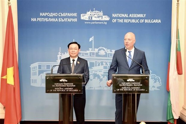 National Assembly Chairman Vuong Dinh Hue (L) and his Bulgarian counterpart Rosen Zhelyazkov (Photo: VNA)