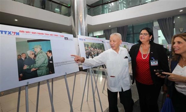The witness in the photo talks about his memories with Cuban Leader Fidel Castro (Photo: VNA)