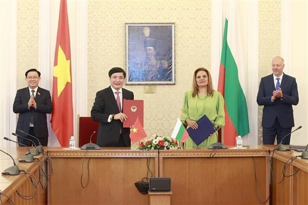 NA Chairman Vuong Dinh Hue (left) and his Bulgarian counterpart Rosen Zhelyazkov (right) witness the signing of cooperation documents. (Photo: VNA)