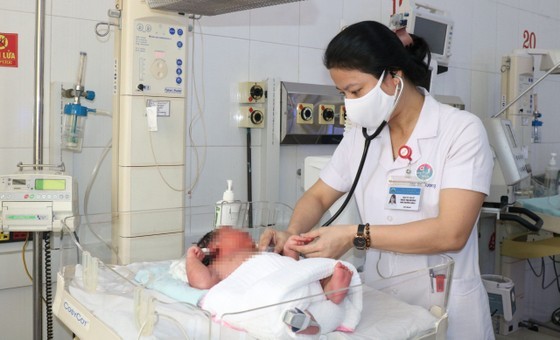 A baby boy weighing 6.1 kilograms was born in Ha Tinh Provincial General Hospital on September 27, making him the locality's heaviest ever.