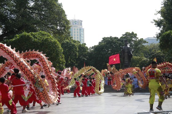 Dragon dance teams perform in front of the statue of King Ly Thai To. (Photo: Ha Nguyen) Dragon dance teams perform in front of the statue of King Ly Thai To. (Photo: Ha Nguyen)