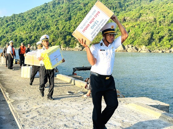 Soldiers carry gifts to Hon Khoai Island.