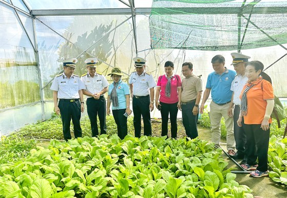 The delegation visits the garden planted by soldiers in Hon Doc Island.