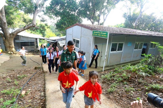 Children are taken to Radar 615 Station to receive gifts.