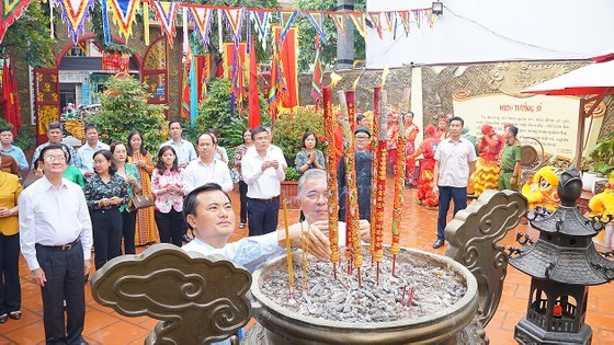 The delegates sincerely offer incense to commemorate and express their deep gratitude to Saint Tran Hung Dao.