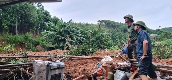 Landslides and rock fall leave 2 dead and missing in Van Yen District, Yen Bai Province.