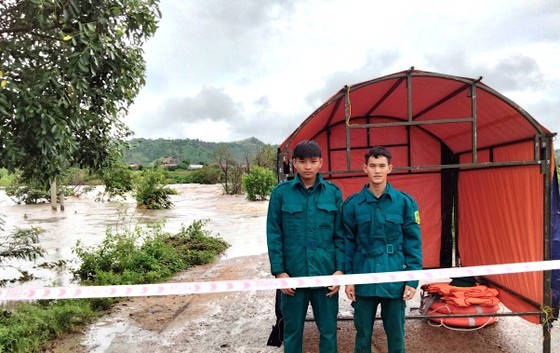 The local authorities arranged forces on duty at the flooding-isolated places.