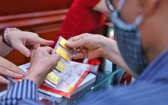 Domestic gold prices exceed VND70 mln per tael at the trading session on October 12 morning. Domestic gold prices exceed VND70 mln per tael at the trading session on October 12 morning.