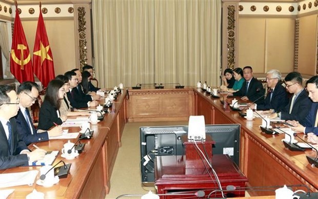Vice Chairman of Ho Chi Minh City People's Committee Vo Van Hoan receives Deputy Mayor of China's Chongqing city, Zhang Guozhi on October 13. (Photo: VNA)
