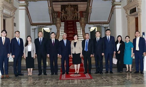 Representatives from Ho Chi Minh City and China's Chongqing city pose for a picture. (Photo: VNA)