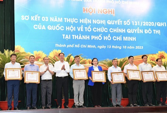 Standing Vice Chairman of the Vietnam Fatherland Front Committee of Ho Chi Minh City Nguyen Thanh Trung offers certificates of merit to collectives with outstanding achievements. (Photo: Viet Dung)