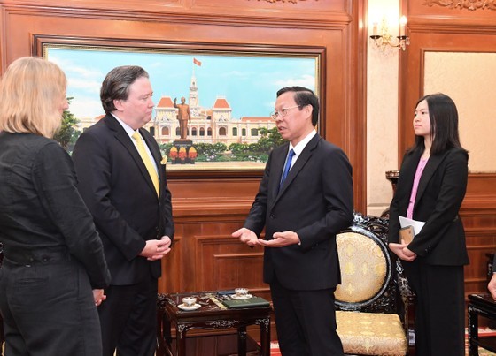 Chairman of the Ho Chi Minh City People’s Committee Phan Van Mai receives Ambassador of the United States of America in Vietnam Marc E. Knapper on his working trip in the city.