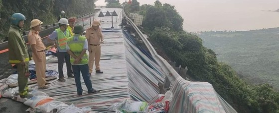 The funtional forces are checking the current status of routes on Hai Van Pass.