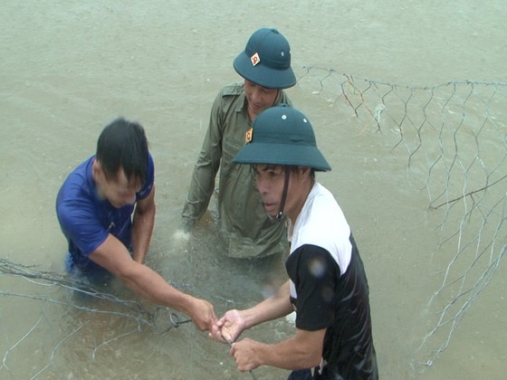 The army force makes efforts to reinforce a dyke of Bo River