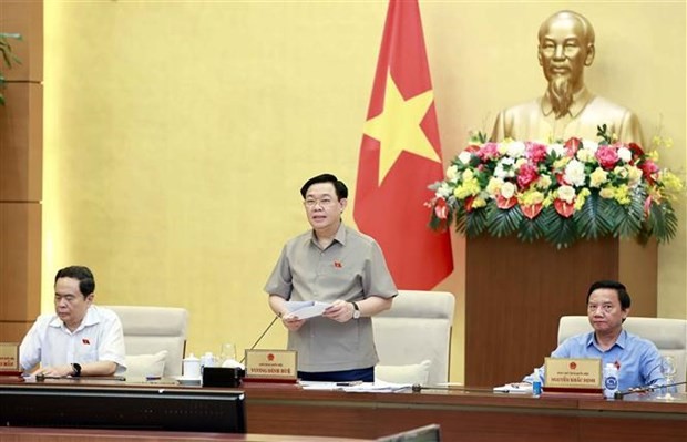 NA Chairman Vuong Dinh Hue speaks at the end of the 27th session of the NA Standing Committee on October 17. (Photo: VNA)