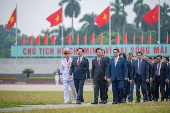 Party, State leaders and National Assembly deputies visit President Ho Chi Minh’s Mausoleum.