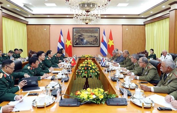 At the talks between Sen. Lieut. Gen. Nguyen Tan Cuong, Chief of the General Staff of the Vietnam People’s Army (VPA) and Deputy Minister of National Defence, and visiting Sen. Lieut. Gen. Roberto Legra Sotolongo, Chief of the General Staff and Deputy Minister of the Cuban Revolutionary Armed Forces in Hanoi on October 24 (Photo: VNA)