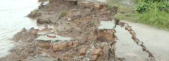 A 45-meter-long road along the Giao Hoa River completely collapses into the river.