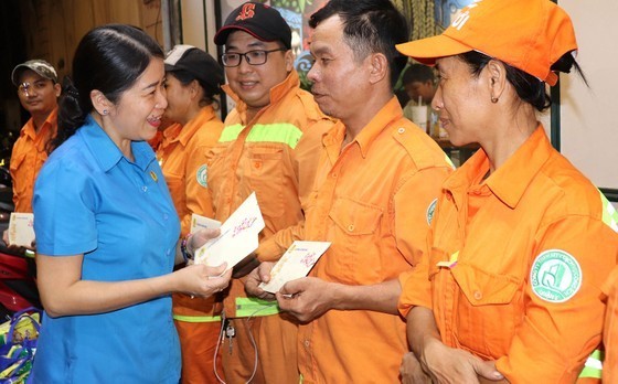Trade union members and laborers receive Tet gifts. (Illustrative photo: SGGP)